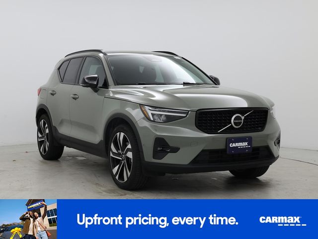 2023 Volvo XC40 Plus Dark Theme