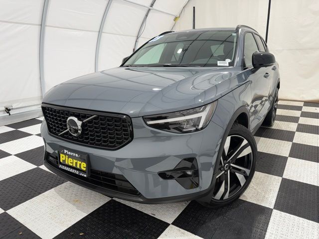 2023 Volvo XC40 Plus Dark Theme