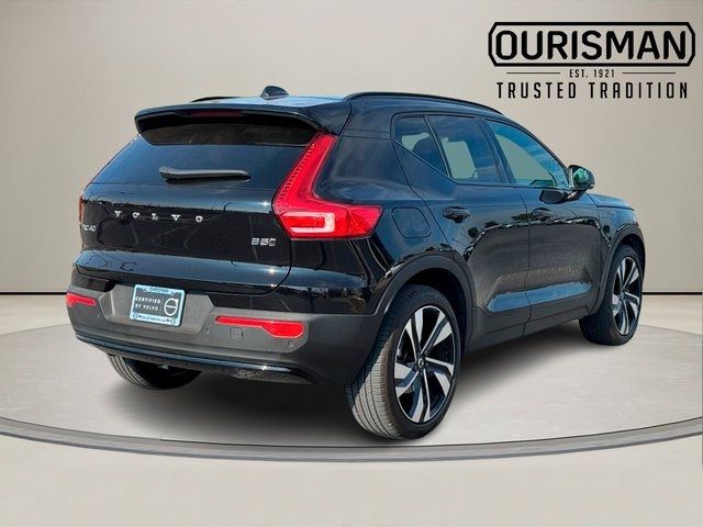 2023 Volvo XC40 Plus Dark Theme
