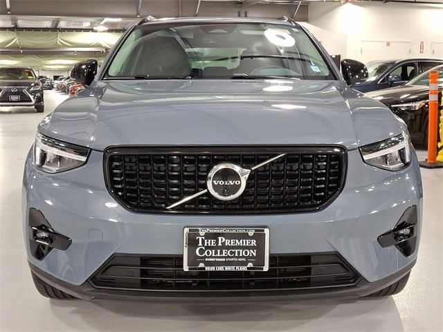 2023 Volvo XC40 Plus Dark Theme