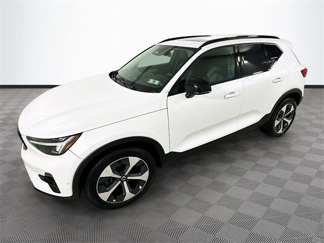 2023 Volvo XC40 Plus Dark Theme