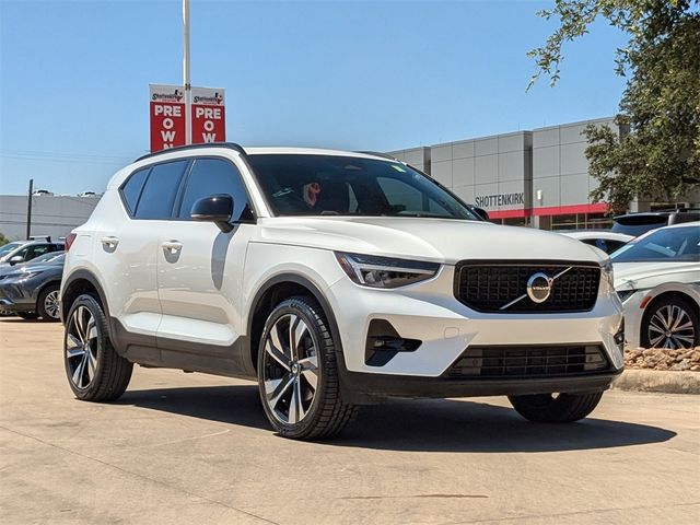 2023 Volvo XC40 Plus Dark Theme