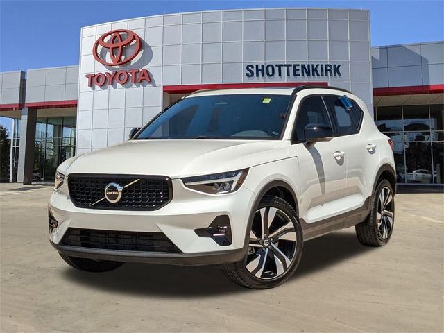 2023 Volvo XC40 Plus Dark Theme