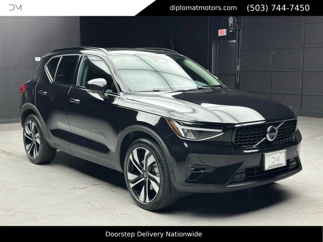 2023 Volvo XC40 Plus Dark Theme