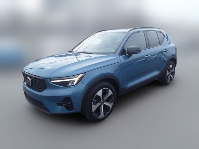2023 Volvo XC40 Plus Dark Theme
