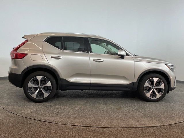 2023 Volvo XC40 Plus Bright Theme