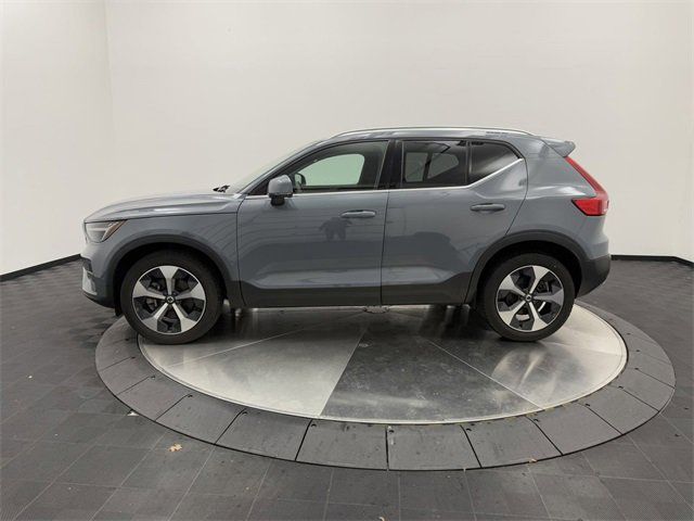 2023 Volvo XC40 Plus Bright Theme