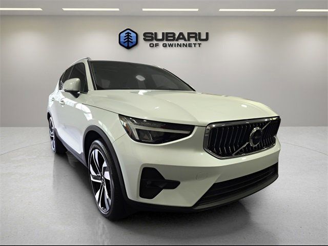 2023 Volvo XC40 Plus Bright Theme