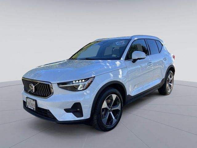 2023 Volvo XC40 Plus Bright Theme