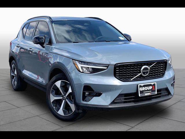 2023 Volvo XC40 Plus Dark Theme