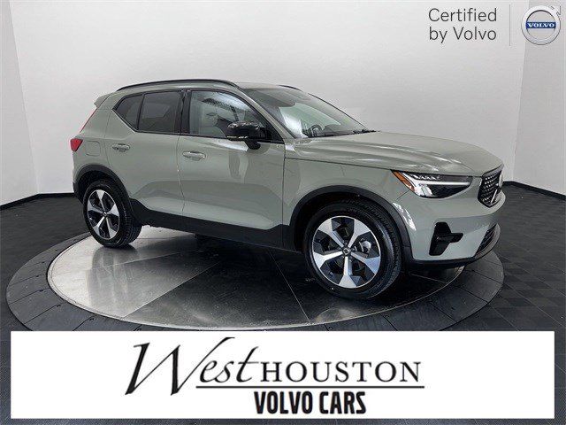 2023 Volvo XC40 Plus Dark Theme