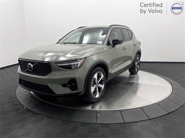 2023 Volvo XC40 Plus Dark Theme