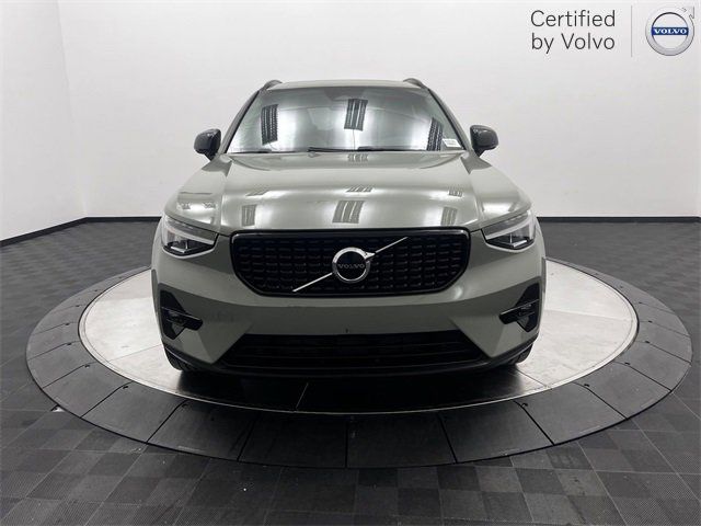 2023 Volvo XC40 Plus Dark Theme