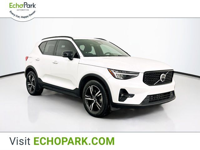 2023 Volvo XC40 Plus Dark Theme