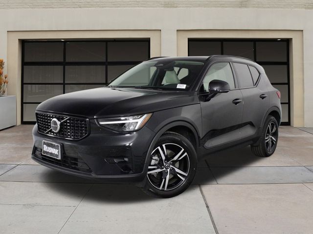 2023 Volvo XC40 Plus Dark Theme