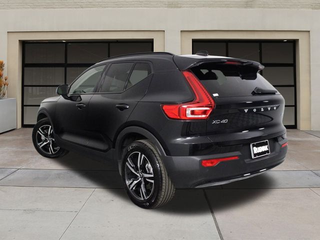 2023 Volvo XC40 Plus Dark Theme