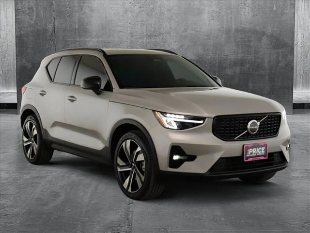 2023 Volvo XC40 Plus Dark Theme