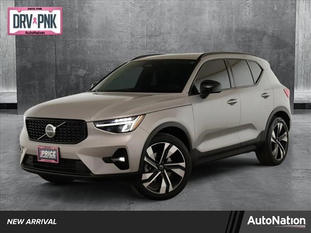 2023 Volvo XC40 Plus Dark Theme