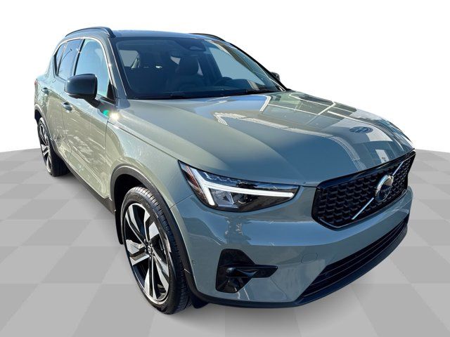 2023 Volvo XC40 Plus Dark Theme