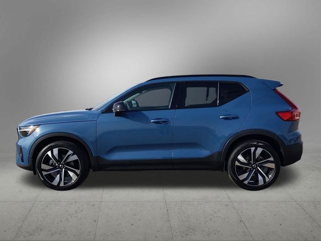 2023 Volvo XC40 Plus Dark Theme