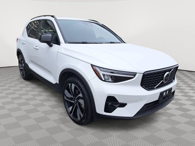 2023 Volvo XC40 Plus Dark Theme