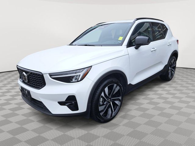 2023 Volvo XC40 Plus Dark Theme