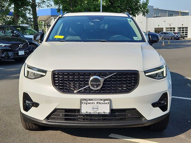 2023 Volvo XC40 Plus Dark Theme
