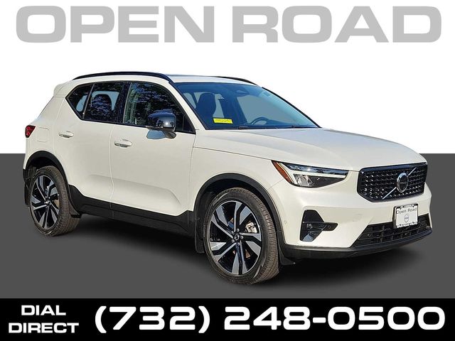 2023 Volvo XC40 Plus Dark Theme