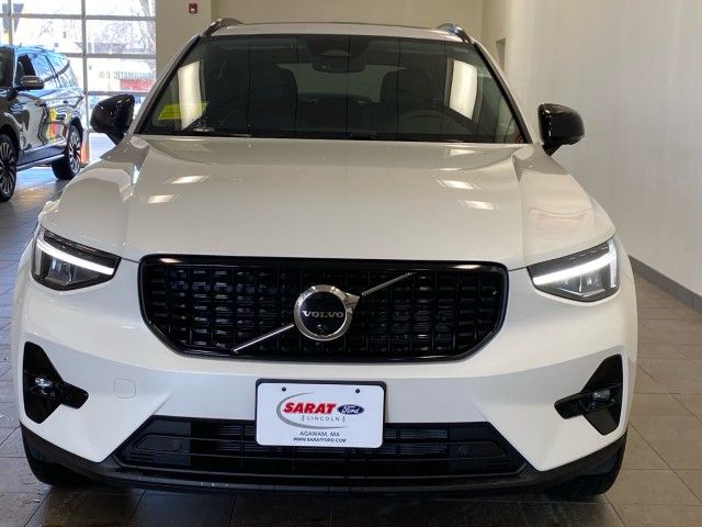 2023 Volvo XC40 Plus Dark Theme