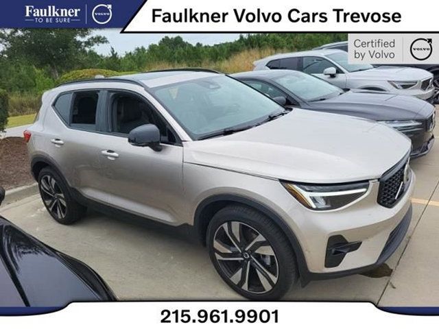 2023 Volvo XC40 Plus Dark Theme