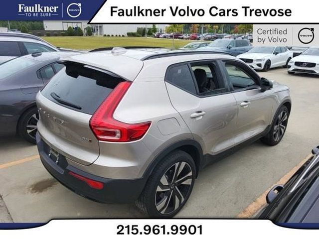 2023 Volvo XC40 Plus Dark Theme