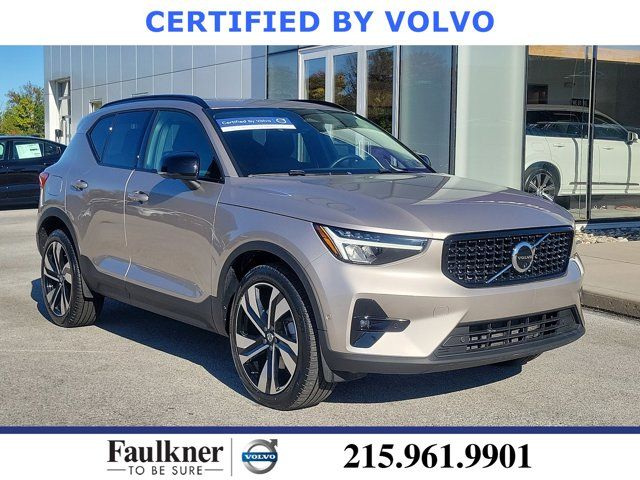 2023 Volvo XC40 Plus Dark Theme