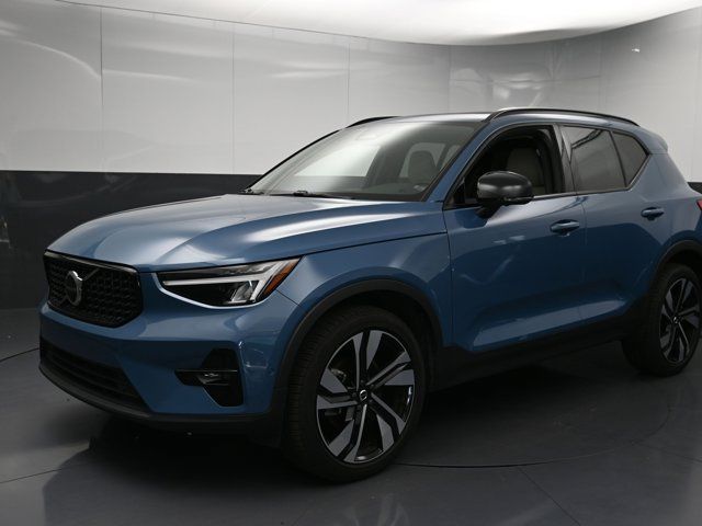 2023 Volvo XC40 Plus Dark Theme