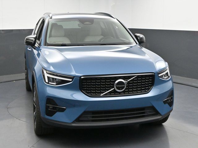 2023 Volvo XC40 Plus Dark Theme