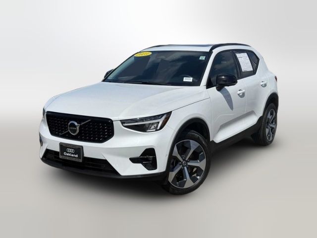 2023 Volvo XC40 Plus Dark Theme