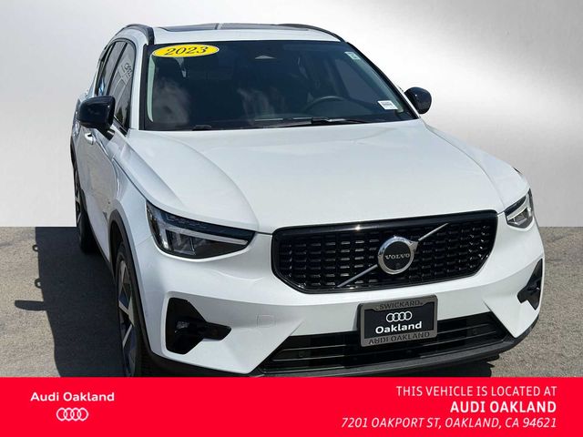 2023 Volvo XC40 Plus Dark Theme