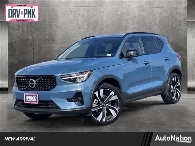 2023 Volvo XC40 Plus Dark Theme