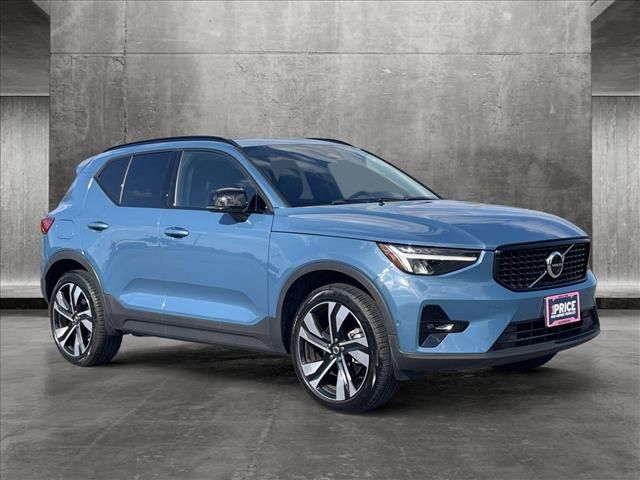 2023 Volvo XC40 Plus Dark Theme