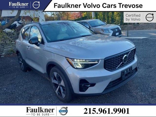 2023 Volvo XC40 Plus Dark Theme