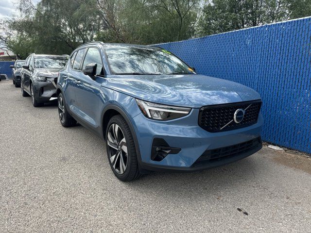 2023 Volvo XC40 Plus Dark Theme