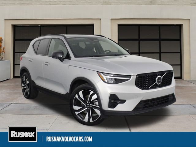 2023 Volvo XC40 Plus Dark Theme