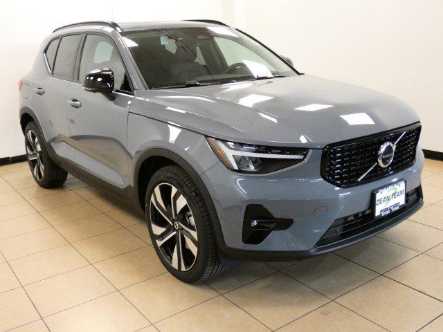 2023 Volvo XC40 Plus Dark Theme