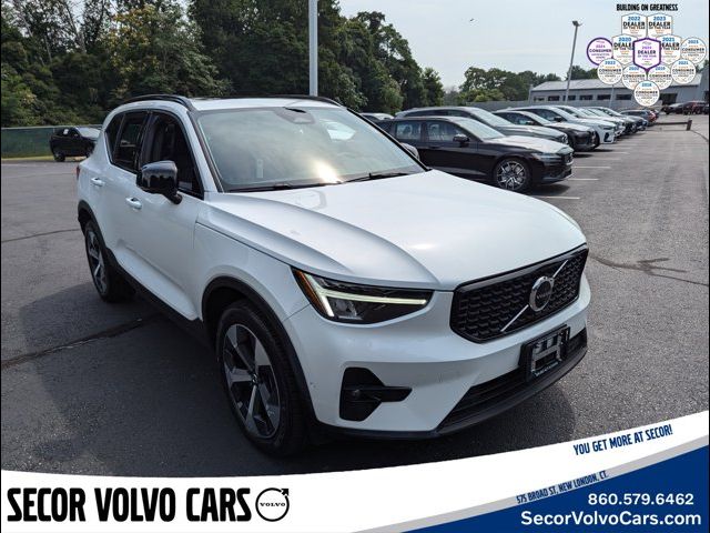 2023 Volvo XC40 Plus Dark Theme