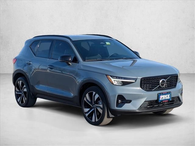 2023 Volvo XC40 Plus Dark Theme