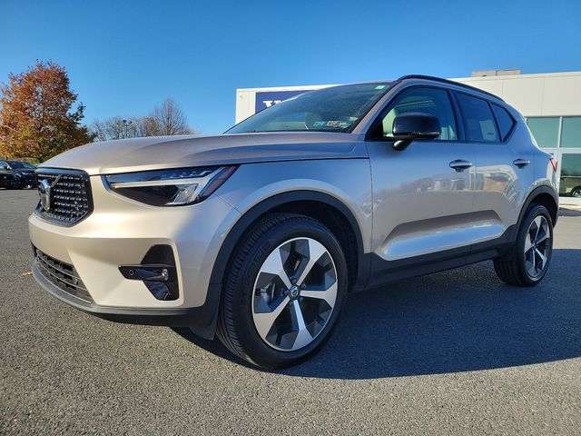 2023 Volvo XC40 Plus Dark Theme