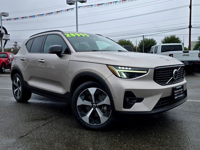 2023 Volvo XC40 Ultimate Dark Theme