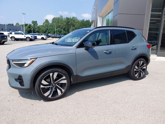 2023 Volvo XC40 Ultimate Dark Theme