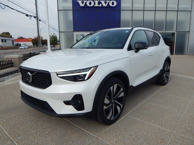 2023 Volvo XC40 Ultimate Dark Theme