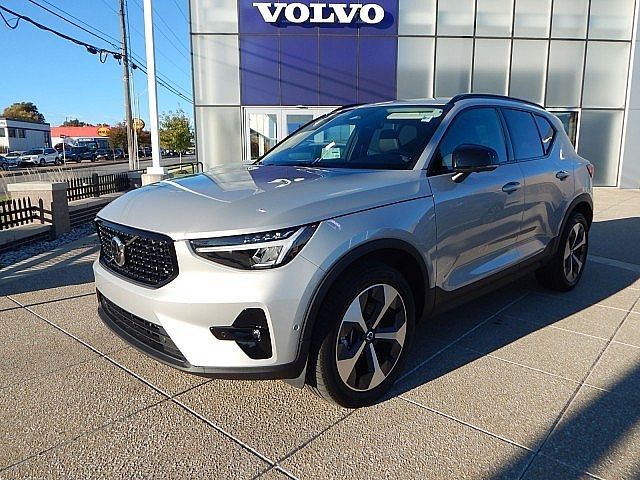 2023 Volvo XC40 Ultimate Dark Theme