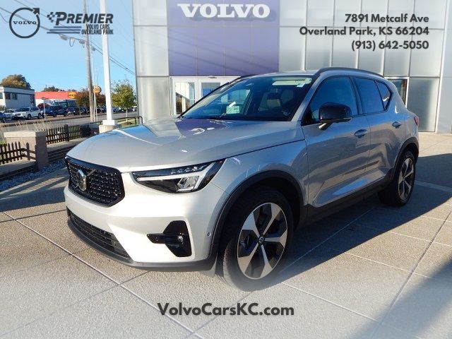 2023 Volvo XC40 Ultimate Dark Theme